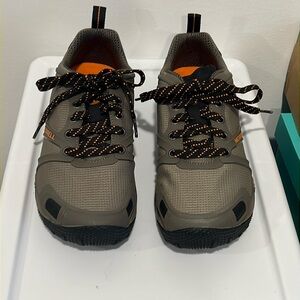NWOT Men’s Merrell hiking shoes